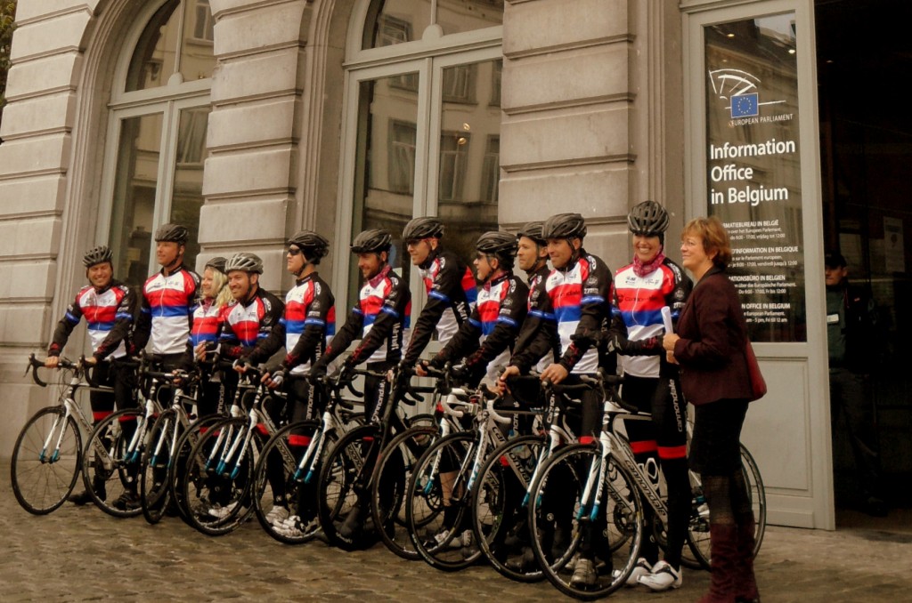 Les cyclistes du A21 Freedom Challenge et Isabelle Durant, Vice-Présidente du Parlement européen